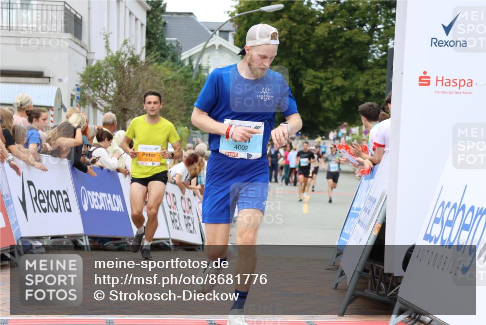 31.08.2025 - 21. Blankeneser Heldenlauf Strokosch-Dieckow http://msf.ph/oto/8681776 31.08.2025 12:06:02 Ziel 5715, 4162, 4002 meine-sportfotos.de
