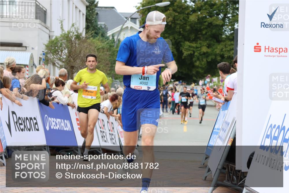 31.08.2025 - 21. Blankeneser Heldenlauf Strokosch-Dieckow http://msf.ph/oto/8681782 31.08.2025 12:06:02 Ziel 5715, 4162, 4002 meine-sportfotos.de