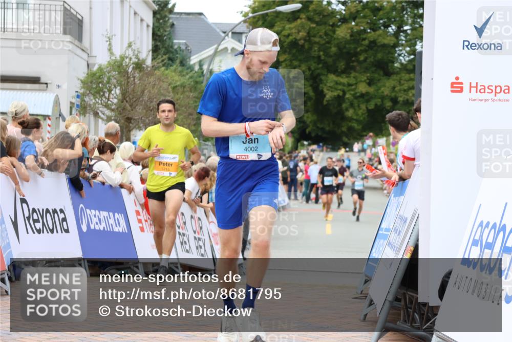 31.08.2025 - 21. Blankeneser Heldenlauf Strokosch-Dieckow http://msf.ph/oto/8681795 31.08.2025 12:06:02 Ziel 5715, 4162, 4002 meine-sportfotos.de