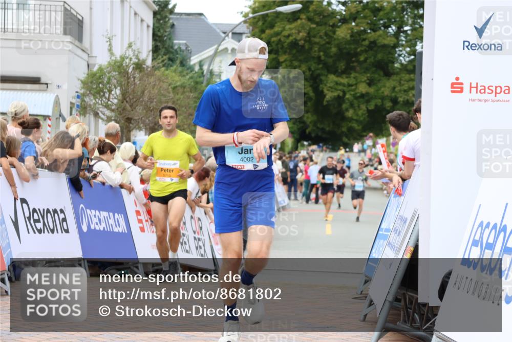 31.08.2025 - 21. Blankeneser Heldenlauf Strokosch-Dieckow http://msf.ph/oto/8681802 31.08.2025 12:06:02 Ziel 5715, 4162, 4002 meine-sportfotos.de