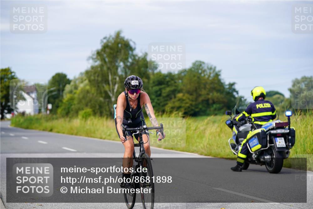 31.08.2025 - Elbe Triathlon Hamburg Michael Burmester http://msf.ph/oto/8681898 31.08.2025 10:58:59 Radfahren 1369, 1387 meine-sportfotos.de
