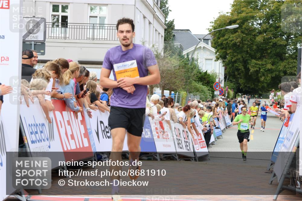 31.08.2025 - 21. Blankeneser Heldenlauf Strokosch-Dieckow http://msf.ph/oto/8681910 31.08.2025 12:05:52 Ziel 5762, 4392, 4162 meine-sportfotos.de