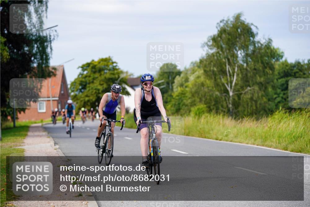 31.08.2025 - Elbe Triathlon Hamburg Michael Burmester http://msf.ph/oto/8682031 31.08.2025 10:59:53 Radfahren 1252, 1368, 1426 meine-sportfotos.de