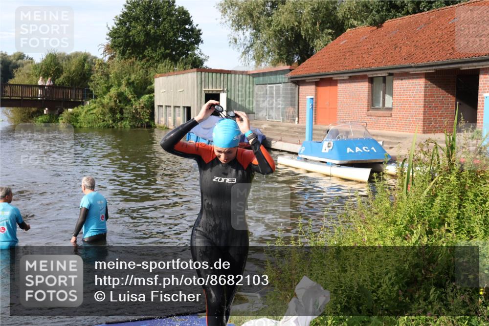 31.08.2025 - Elbe Triathlon Hamburg Luisa Fischer http://msf.ph/oto/8682103 31.08.2025 09:38:15 Schwimmen 812, 817 meine-sportfotos.de