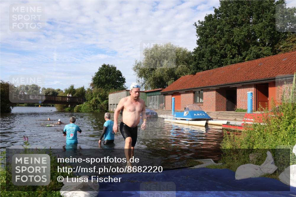 31.08.2025 - Elbe Triathlon Hamburg Luisa Fischer http://msf.ph/oto/8682220 31.08.2025 09:39:49 Schwimmen 758, 818 meine-sportfotos.de