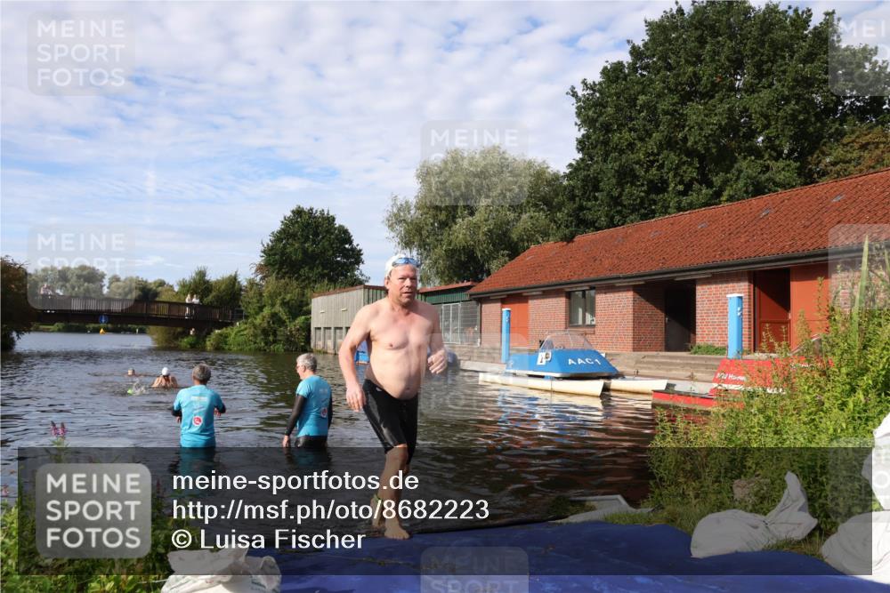 31.08.2025 - Elbe Triathlon Hamburg Luisa Fischer http://msf.ph/oto/8682223 31.08.2025 09:39:49 Schwimmen 758, 818 meine-sportfotos.de