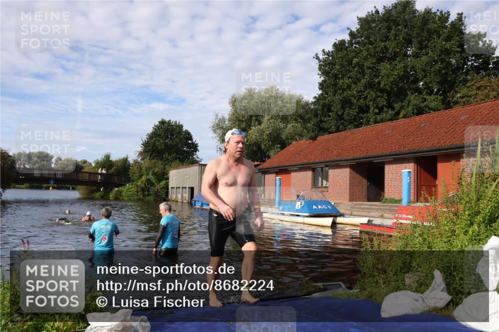 31.08.2025 - Elbe Triathlon Hamburg Luisa Fischer http://msf.ph/oto/8682224 31.08.2025 09:39:49 Schwimmen 758, 818 meine-sportfotos.de