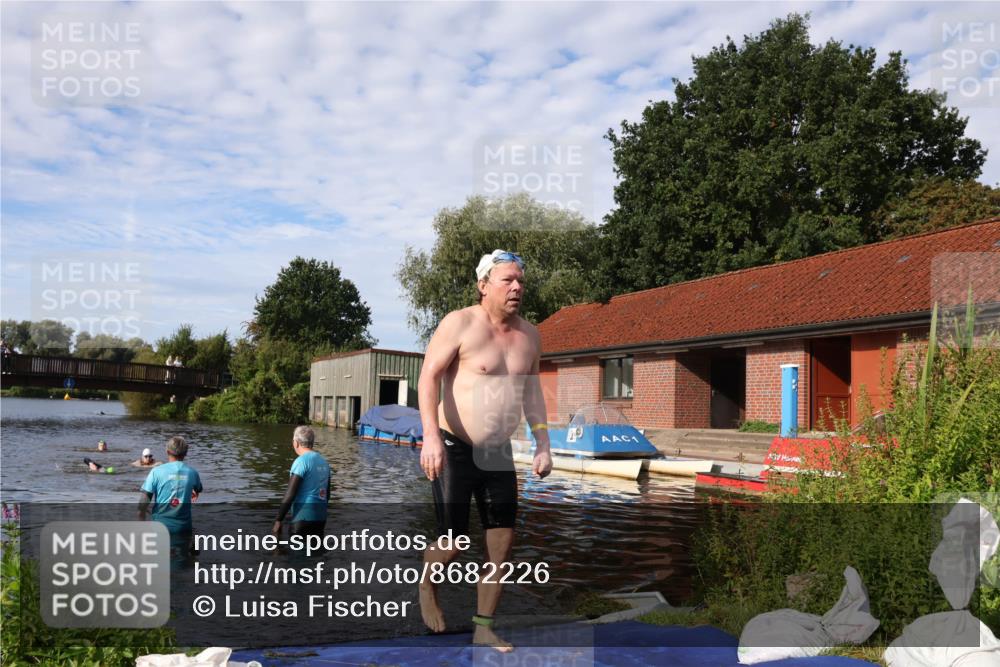 31.08.2025 - Elbe Triathlon Hamburg Luisa Fischer http://msf.ph/oto/8682226 31.08.2025 09:39:50 Schwimmen 758, 818 meine-sportfotos.de