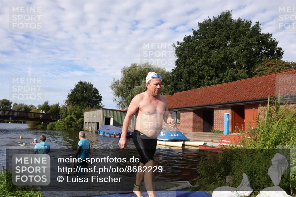 31.08.2025 - Elbe Triathlon Hamburg Luisa Fischer http://msf.ph/oto/8682229 31.08.2025 09:39:50 Schwimmen 758, 818 meine-sportfotos.de