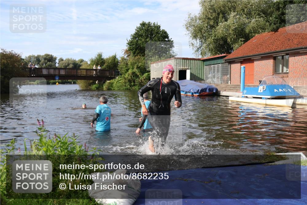 31.08.2025 - Elbe Triathlon Hamburg Luisa Fischer http://msf.ph/oto/8682235 31.08.2025 09:39:57 Schwimmen 818, 874 meine-sportfotos.de