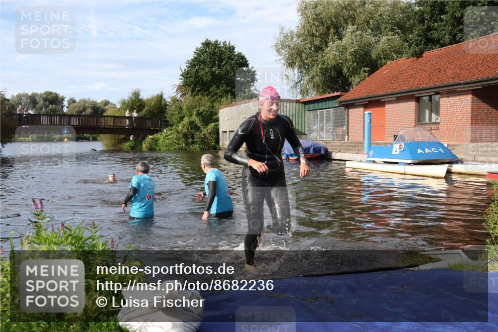 31.08.2025 - Elbe Triathlon Hamburg Luisa Fischer http://msf.ph/oto/8682236 31.08.2025 09:39:57 Schwimmen 818, 874 meine-sportfotos.de