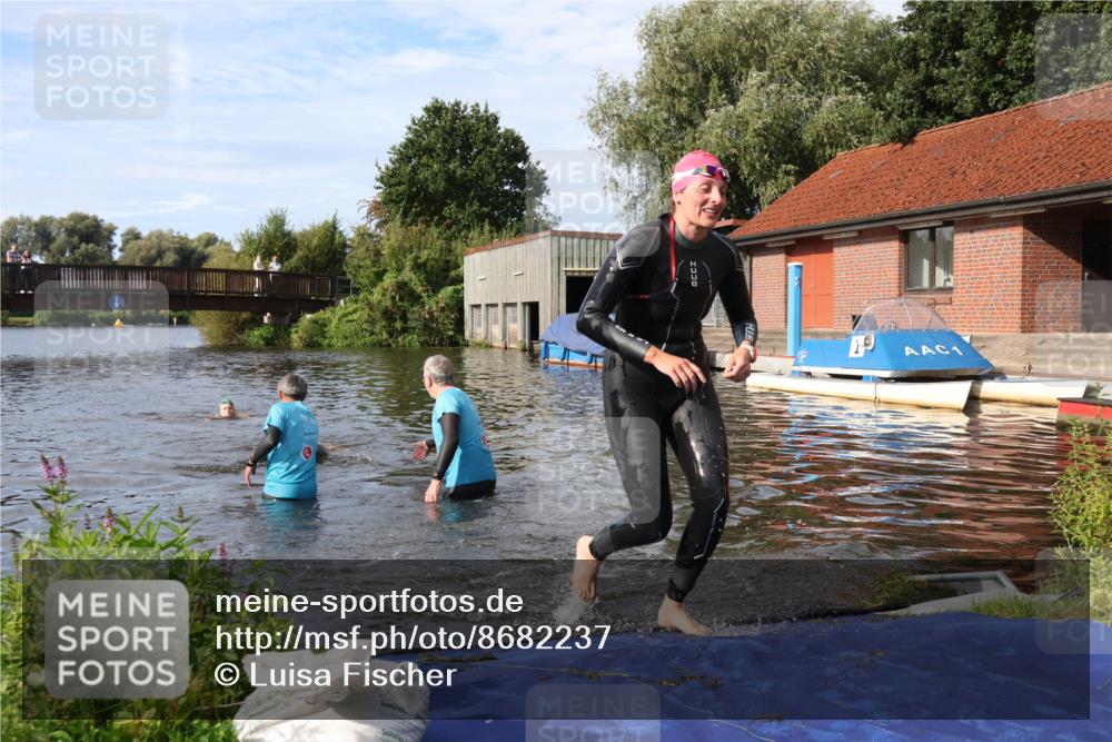 31.08.2025 - Elbe Triathlon Hamburg Luisa Fischer http://msf.ph/oto/8682237 31.08.2025 09:39:58 Schwimmen 818, 874 meine-sportfotos.de