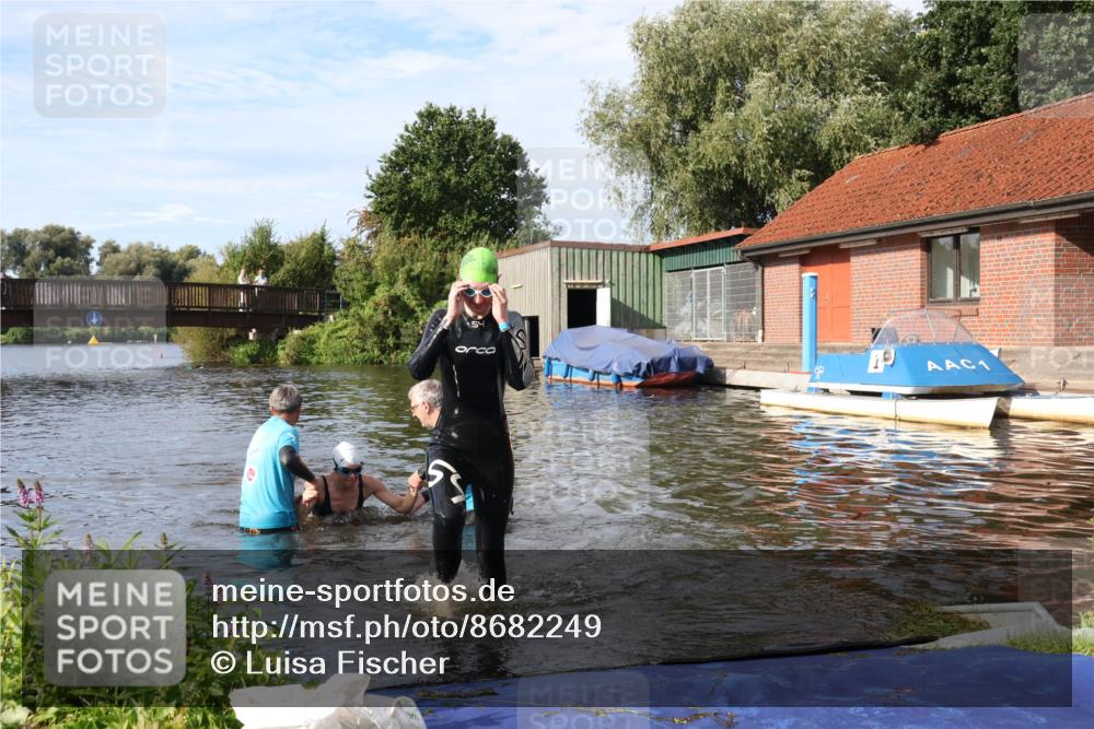 31.08.2025 - Elbe Triathlon Hamburg Luisa Fischer http://msf.ph/oto/8682249 31.08.2025 09:40:04 Schwimmen 796, 874, 877 meine-sportfotos.de