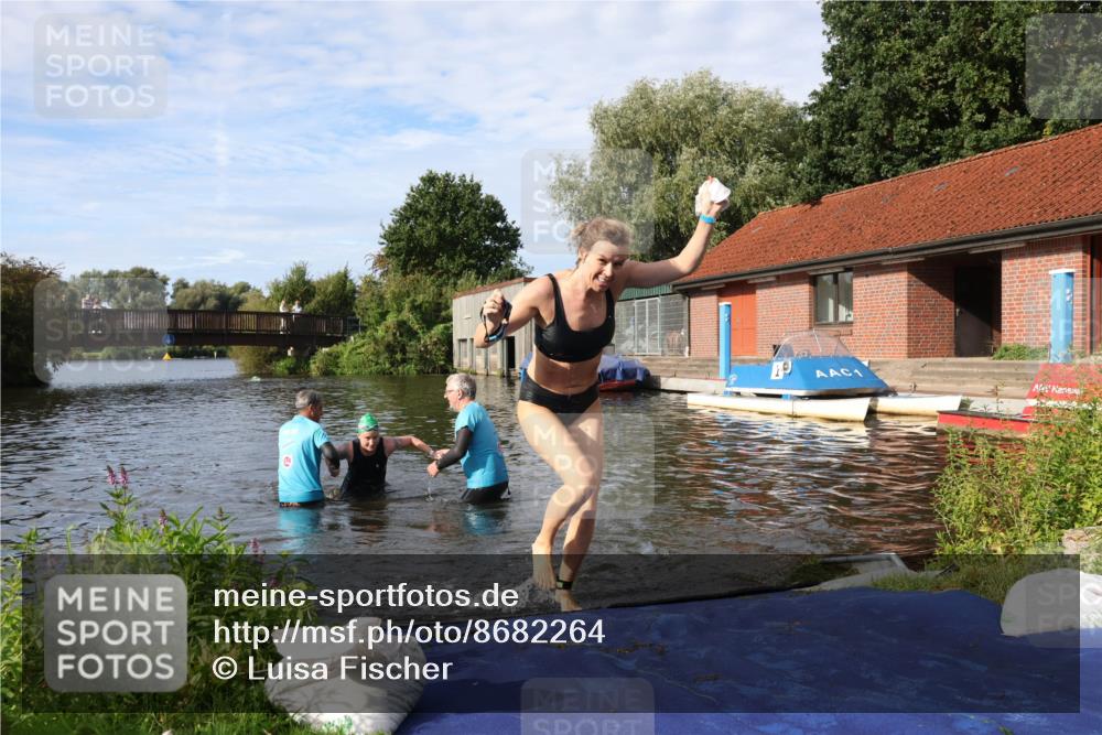 31.08.2025 - Elbe Triathlon Hamburg Luisa Fischer http://msf.ph/oto/8682264 31.08.2025 09:40:09 Schwimmen 796, 874, 877 meine-sportfotos.de