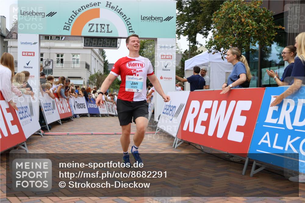 31.08.2025 - 21. Blankeneser Heldenlauf Strokosch-Dieckow http://msf.ph/oto/8682291 31.08.2025 12:05:33 Ziel 5575, 4141, 4414, 4329, 4247 meine-sportfotos.de