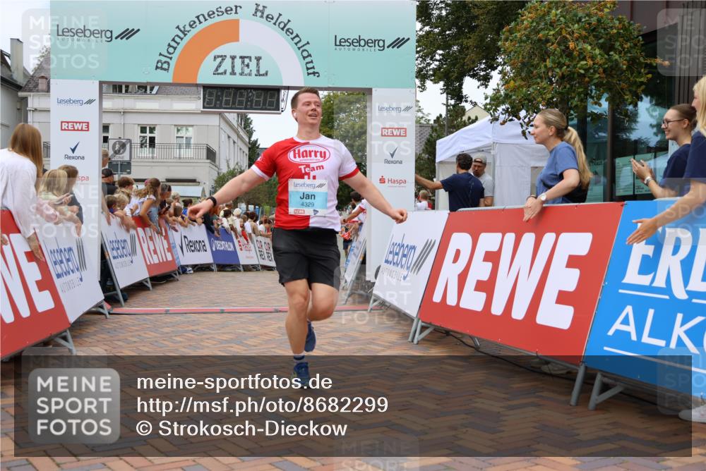 31.08.2025 - 21. Blankeneser Heldenlauf Strokosch-Dieckow http://msf.ph/oto/8682299 31.08.2025 12:05:33 Ziel 5575, 4141, 4414, 4329, 4247 meine-sportfotos.de