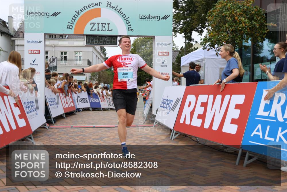 31.08.2025 - 21. Blankeneser Heldenlauf Strokosch-Dieckow http://msf.ph/oto/8682308 31.08.2025 12:05:33 Ziel 5575, 4141, 4414, 4329, 4247 meine-sportfotos.de