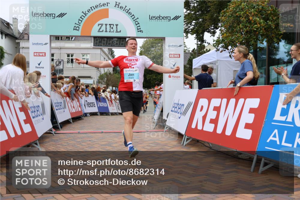 31.08.2025 - 21. Blankeneser Heldenlauf Strokosch-Dieckow http://msf.ph/oto/8682314 31.08.2025 12:05:33 Ziel 5575, 4141, 4414, 4329, 4247 meine-sportfotos.de