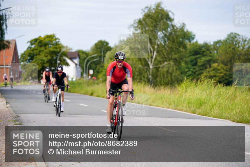 31.08.2025 - Elbe Triathlon Hamburg Michael Burmester http://msf.ph/oto/8682389 31.08.2025 11:02:41 Radfahren 401, 1332, 1512 meine-sportfotos.de