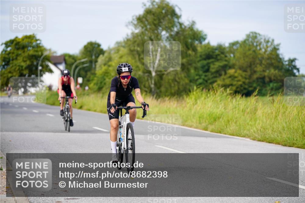 31.08.2025 - Elbe Triathlon Hamburg Michael Burmester http://msf.ph/oto/8682398 31.08.2025 11:02:43 Radfahren 401, 1332, 1512 meine-sportfotos.de