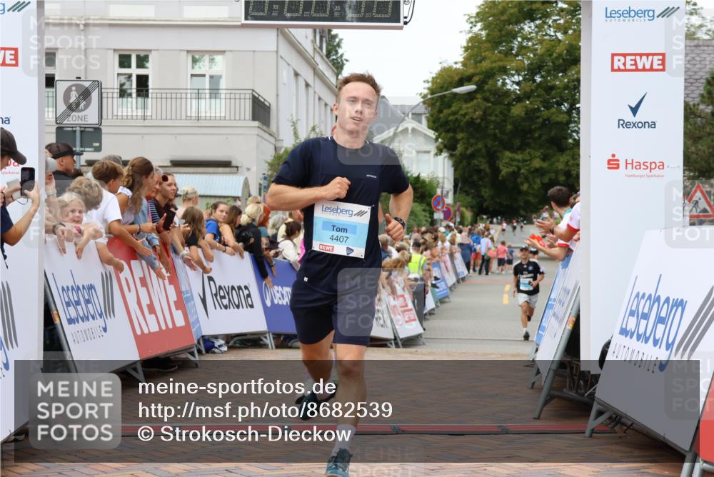31.08.2025 - 21. Blankeneser Heldenlauf Strokosch-Dieckow http://msf.ph/oto/8682539 31.08.2025 12:04:49 Ziel 4411, 4407 meine-sportfotos.de