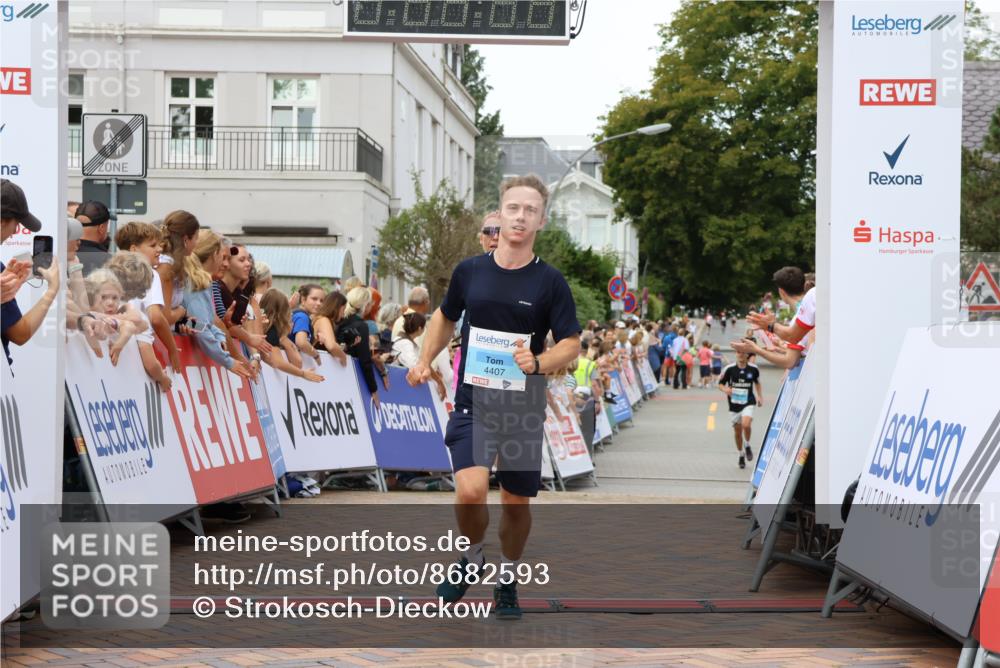 31.08.2025 - 21. Blankeneser Heldenlauf Strokosch-Dieckow http://msf.ph/oto/8682593 31.08.2025 12:04:49 Ziel 4411, 4407 meine-sportfotos.de