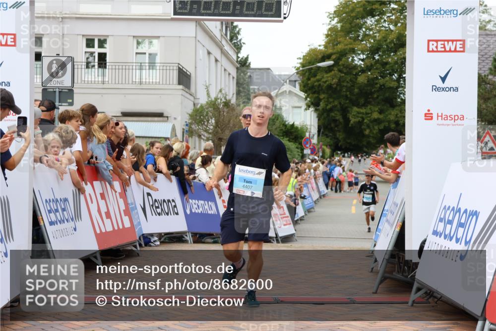 31.08.2025 - 21. Blankeneser Heldenlauf Strokosch-Dieckow http://msf.ph/oto/8682600 31.08.2025 12:04:49 Ziel 4411, 4407 meine-sportfotos.de