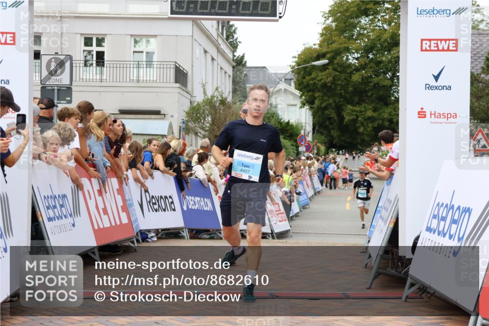 31.08.2025 - 21. Blankeneser Heldenlauf Strokosch-Dieckow http://msf.ph/oto/8682610 31.08.2025 12:04:48 Ziel 4411, 4407, 4436 meine-sportfotos.de