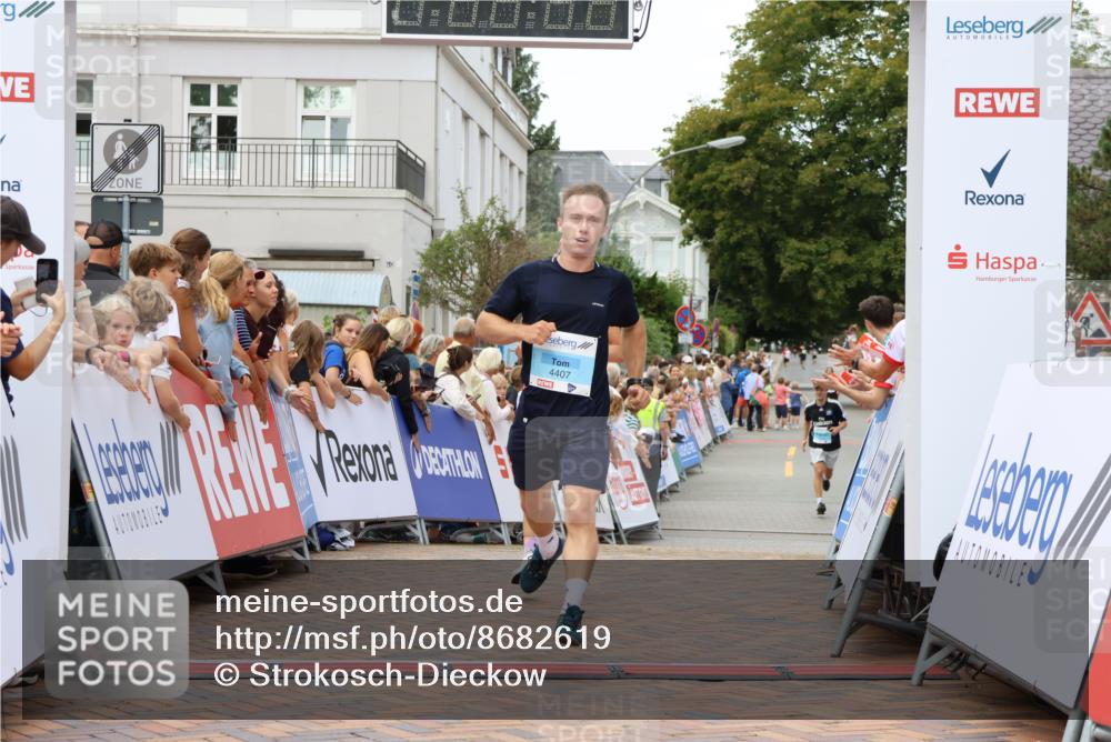 31.08.2025 - 21. Blankeneser Heldenlauf Strokosch-Dieckow http://msf.ph/oto/8682619 31.08.2025 12:04:48 Ziel 4411, 4407, 4436 meine-sportfotos.de