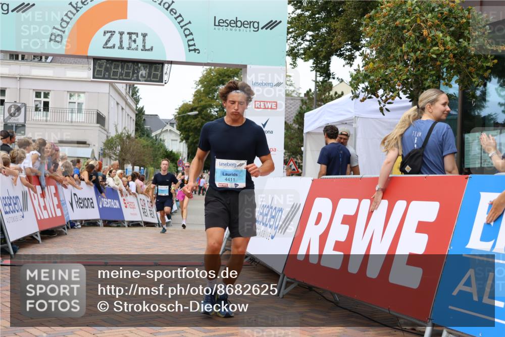 31.08.2025 - 21. Blankeneser Heldenlauf Strokosch-Dieckow http://msf.ph/oto/8682625 31.08.2025 12:04:47 Ziel 4411, 4407, 4436 meine-sportfotos.de