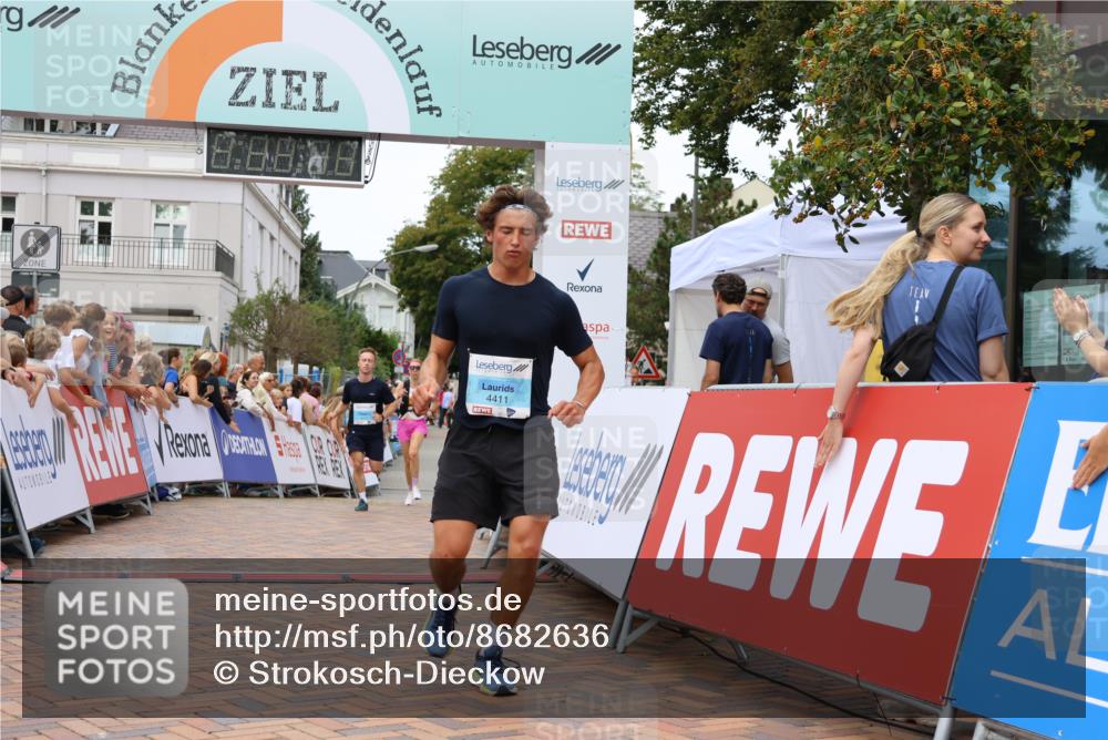 31.08.2025 - 21. Blankeneser Heldenlauf Strokosch-Dieckow http://msf.ph/oto/8682636 31.08.2025 12:04:47 Ziel 4411, 4407, 4436 meine-sportfotos.de