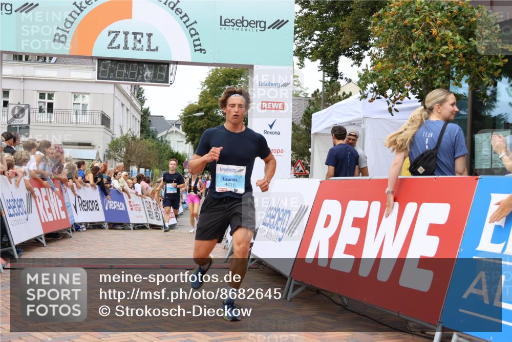 31.08.2025 - 21. Blankeneser Heldenlauf Strokosch-Dieckow http://msf.ph/oto/8682645 31.08.2025 12:04:47 Ziel 4411, 4407, 4436 meine-sportfotos.de