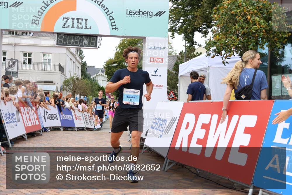 31.08.2025 - 21. Blankeneser Heldenlauf Strokosch-Dieckow http://msf.ph/oto/8682652 31.08.2025 12:04:47 Ziel 4411, 4407, 4436 meine-sportfotos.de