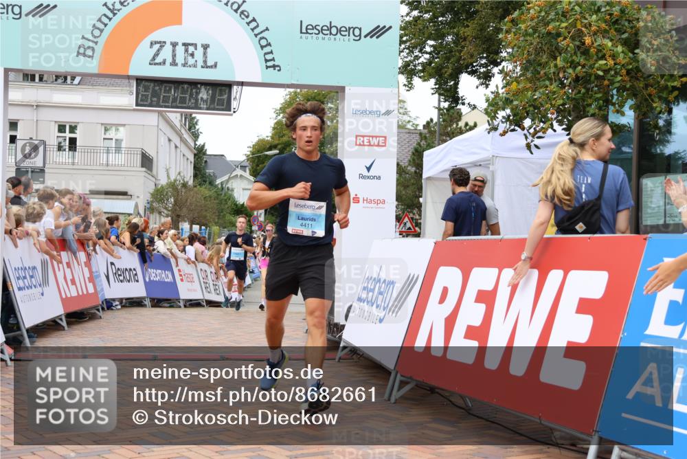 31.08.2025 - 21. Blankeneser Heldenlauf Strokosch-Dieckow http://msf.ph/oto/8682661 31.08.2025 12:04:47 Ziel 4411, 4407, 4436 meine-sportfotos.de