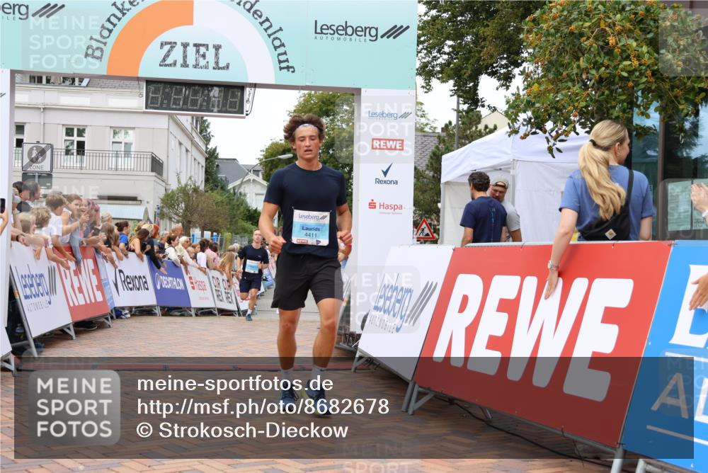 31.08.2025 - 21. Blankeneser Heldenlauf Strokosch-Dieckow http://msf.ph/oto/8682678 31.08.2025 12:04:46 Ziel 4411, 4407, 4436 meine-sportfotos.de