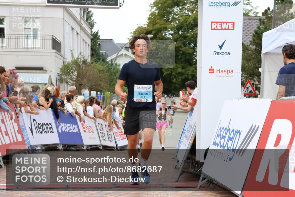 31.08.2025 - 21. Blankeneser Heldenlauf Strokosch-Dieckow http://msf.ph/oto/8682687 31.08.2025 12:04:46 Ziel 4411, 4407, 4436 meine-sportfotos.de