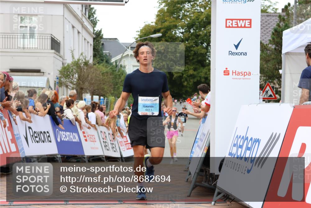 31.08.2025 - 21. Blankeneser Heldenlauf Strokosch-Dieckow http://msf.ph/oto/8682694 31.08.2025 12:04:45 Ziel 4411, 4407, 4436 meine-sportfotos.de