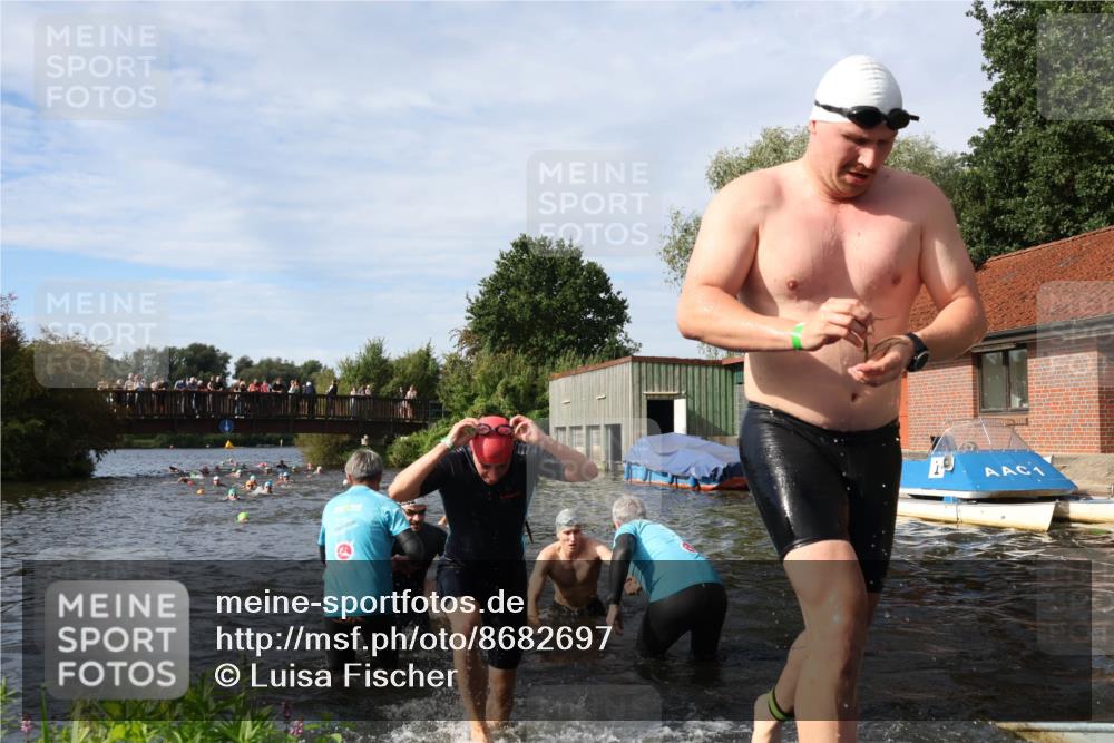 31.08.2025 - Elbe Triathlon Hamburg Luisa Fischer http://msf.ph/oto/8682697 31.08.2025 10:11:31 Schwimmen 957, 975, 983, 996, 1001, 1043, 1065, 1083, 1096, 1107, 1109 meine-sportfotos.de