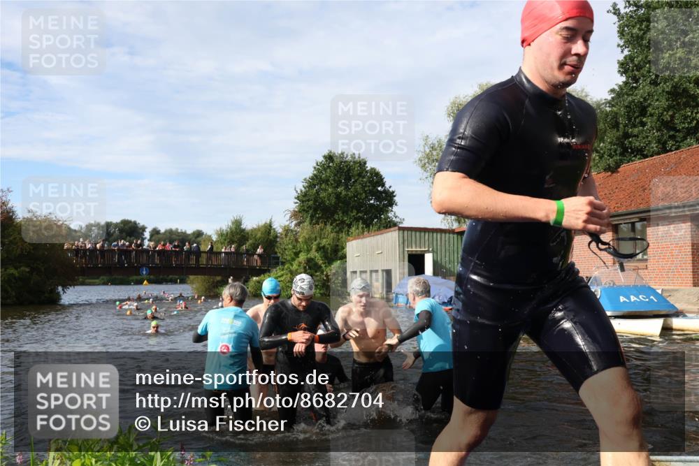 31.08.2025 - Elbe Triathlon Hamburg Luisa Fischer http://msf.ph/oto/8682704 31.08.2025 10:11:32 Schwimmen 957, 975, 983, 996, 1043, 1065, 1083, 1096, 1107, 1109 meine-sportfotos.de