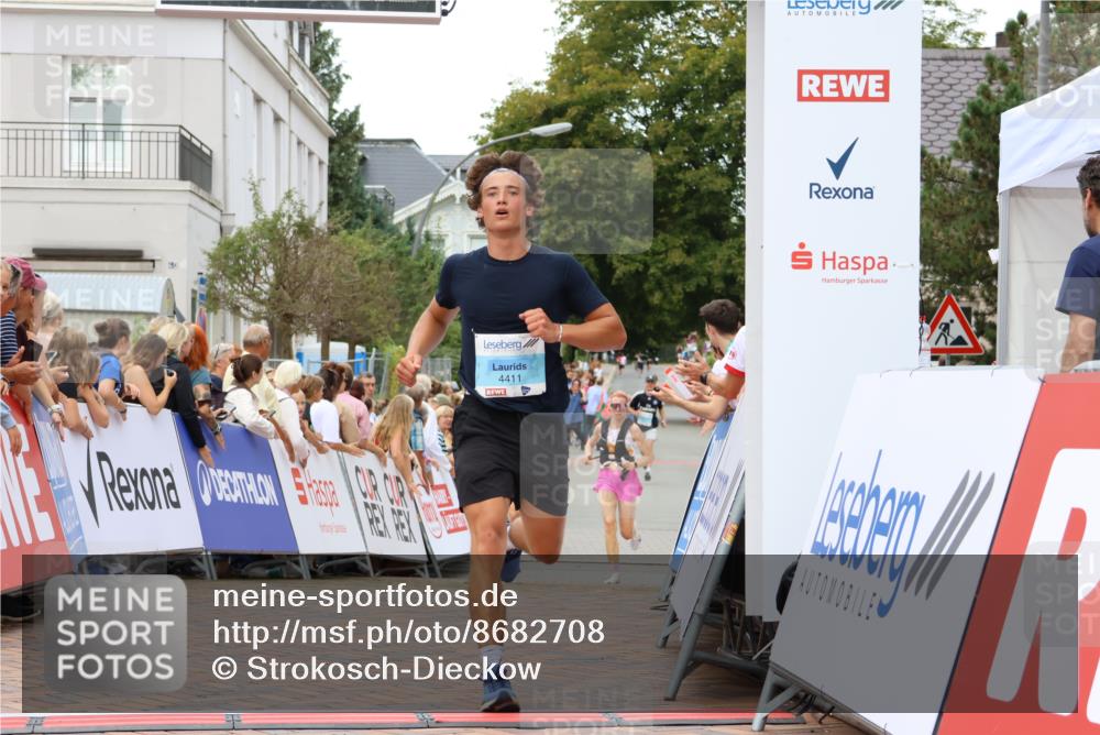 31.08.2025 - 21. Blankeneser Heldenlauf Strokosch-Dieckow http://msf.ph/oto/8682708 31.08.2025 12:04:45 Ziel 4411, 4407, 4436 meine-sportfotos.de