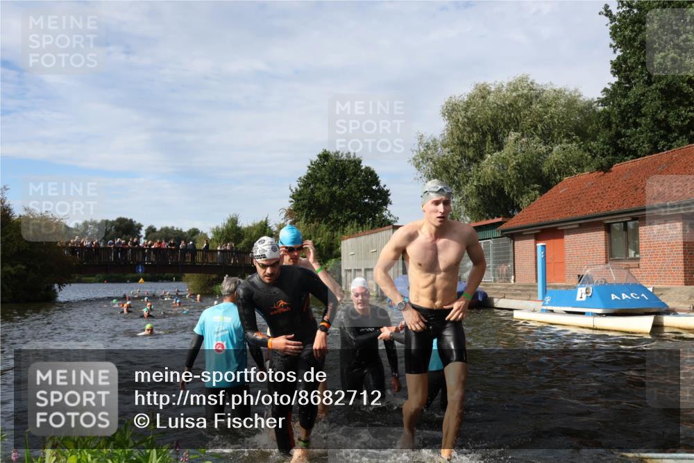 31.08.2025 - Elbe Triathlon Hamburg Luisa Fischer http://msf.ph/oto/8682712 31.08.2025 10:11:33 Schwimmen 957, 975, 983, 1043, 1065, 1096, 1107, 1109 meine-sportfotos.de