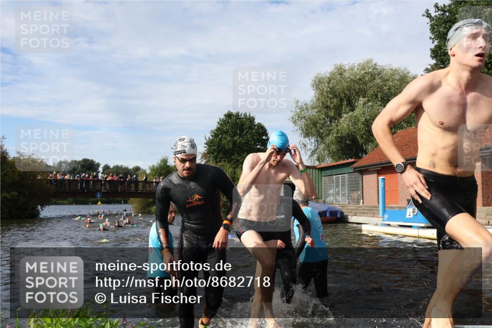 31.08.2025 - Elbe Triathlon Hamburg Luisa Fischer http://msf.ph/oto/8682718 31.08.2025 10:11:34 Schwimmen 957, 983, 1043, 1065, 1096, 1107, 1109 meine-sportfotos.de