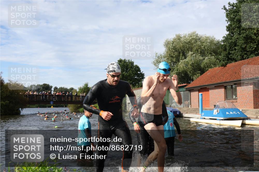31.08.2025 - Elbe Triathlon Hamburg Luisa Fischer http://msf.ph/oto/8682719 31.08.2025 10:11:35 Schwimmen 957, 1043, 1052, 1065, 1096, 1107, 1109 meine-sportfotos.de