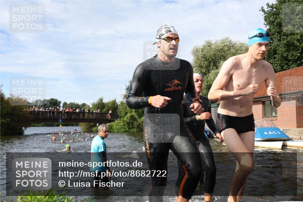 31.08.2025 - Elbe Triathlon Hamburg Luisa Fischer http://msf.ph/oto/8682722 31.08.2025 10:11:35 Schwimmen 957, 1043, 1052, 1065, 1096, 1107, 1109 meine-sportfotos.de