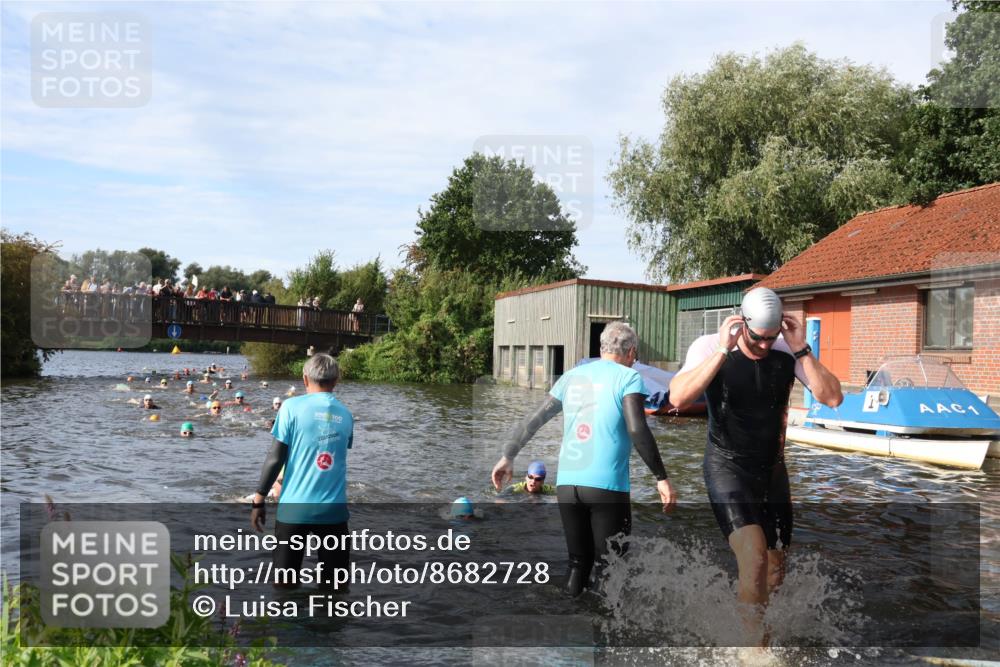 31.08.2025 - Elbe Triathlon Hamburg Luisa Fischer http://msf.ph/oto/8682728 31.08.2025 10:11:44 Schwimmen 945, 980, 1048, 1052 meine-sportfotos.de