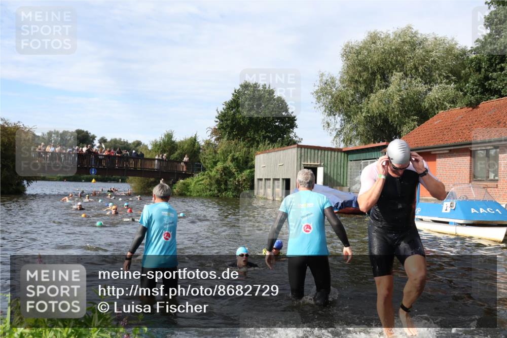 31.08.2025 - Elbe Triathlon Hamburg Luisa Fischer http://msf.ph/oto/8682729 31.08.2025 10:11:44 Schwimmen 945, 980, 1048, 1052 meine-sportfotos.de