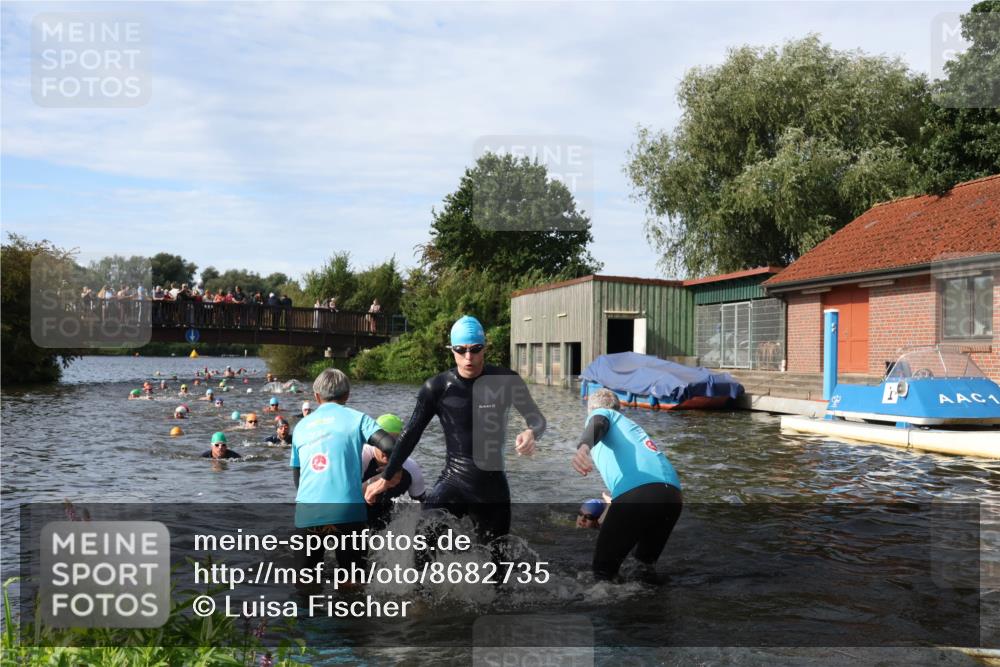 31.08.2025 - Elbe Triathlon Hamburg Luisa Fischer http://msf.ph/oto/8682735 31.08.2025 10:11:47 Schwimmen 945, 980, 1048, 1052 meine-sportfotos.de