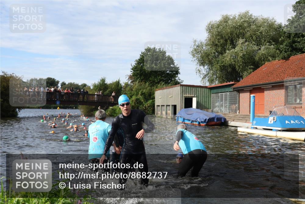 31.08.2025 - Elbe Triathlon Hamburg Luisa Fischer http://msf.ph/oto/8682737 31.08.2025 10:11:47 Schwimmen 945, 980, 1048, 1052 meine-sportfotos.de