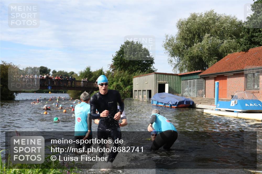 31.08.2025 - Elbe Triathlon Hamburg Luisa Fischer http://msf.ph/oto/8682741 31.08.2025 10:11:48 Schwimmen 945, 980, 1048, 1052 meine-sportfotos.de
