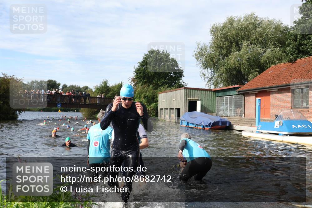 31.08.2025 - Elbe Triathlon Hamburg Luisa Fischer http://msf.ph/oto/8682742 31.08.2025 10:11:48 Schwimmen 945, 980, 1048, 1052 meine-sportfotos.de